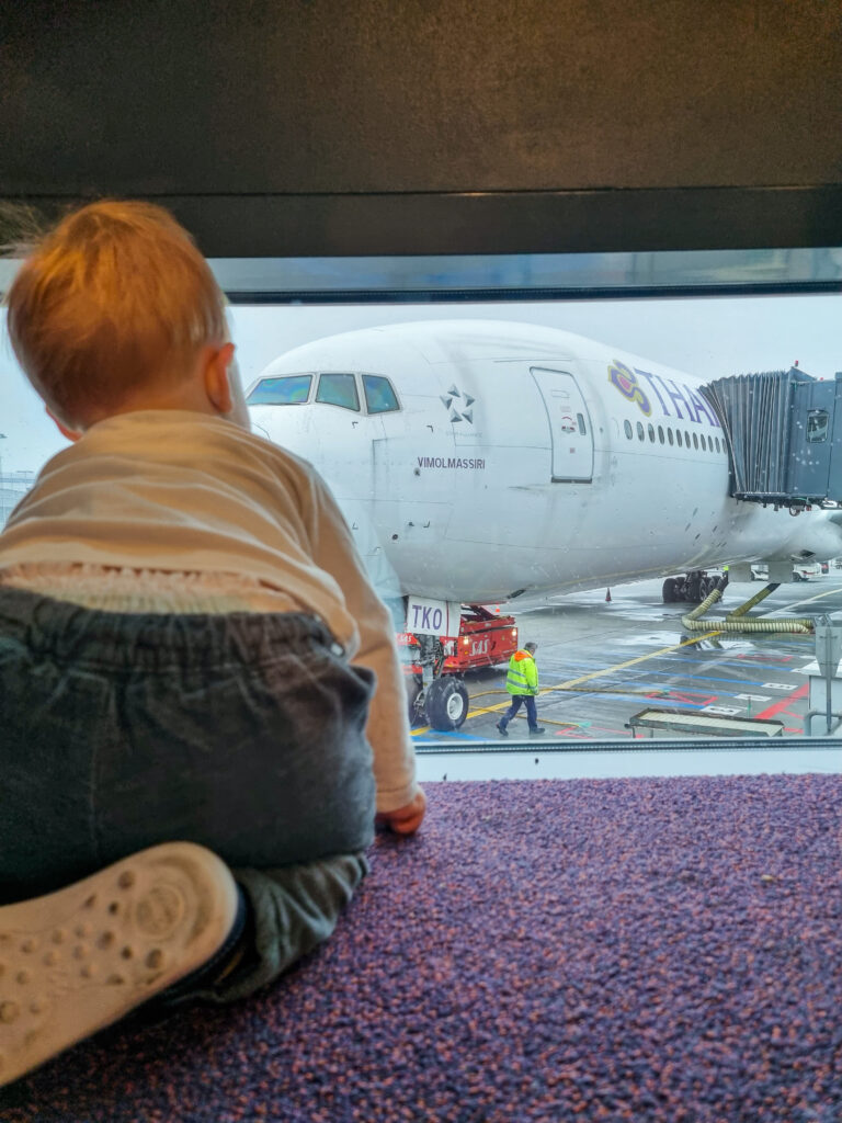 Vidar på Kastrup i väntan på långflygning med barn.